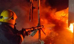 الدفاع المدني يطفئ "تريلة مشتعلة" في واسط